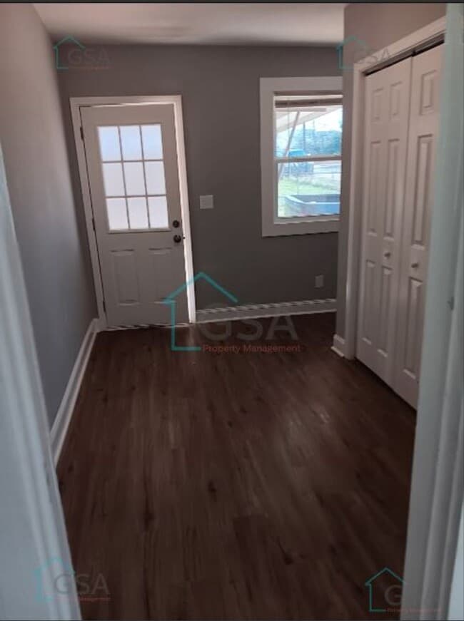 Building Photo - 3 Bedroom 2 Bath Available!