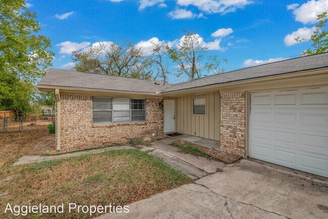 Building Photo - 4 br, 2 bath House - 1313 Leacrest