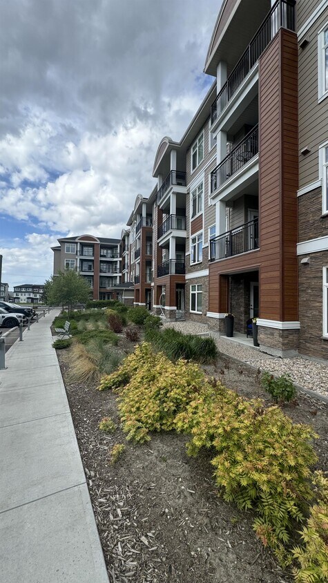 Photo du bâtiment - 3727-3727 Sage Hill Dr NW