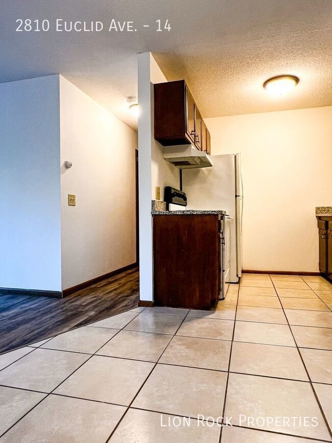 Building Photo - Lovely 2-Bedroom and Fully Renovated Unit ...