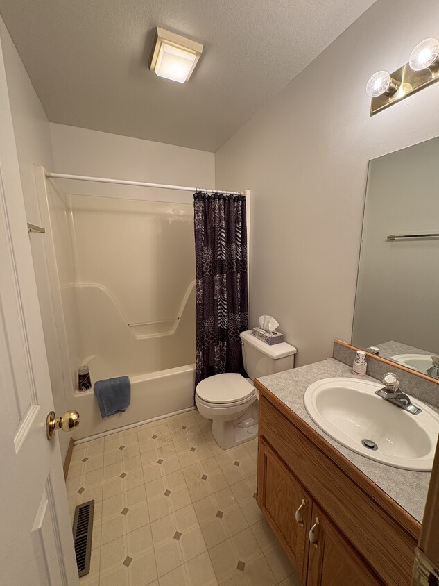 Building Photo - 725-727-727 Pinhook Dr