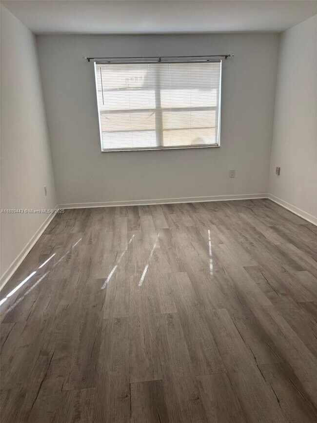 Foto del edificio - 301 NW 177th St