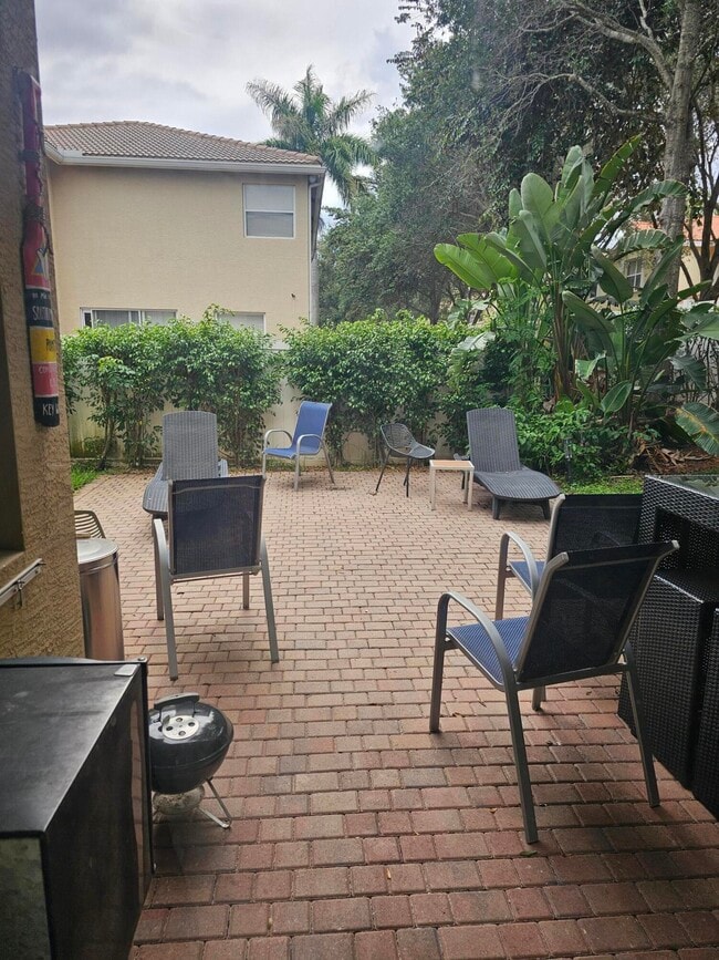Foto del edificio - 7533 Topiary Ave