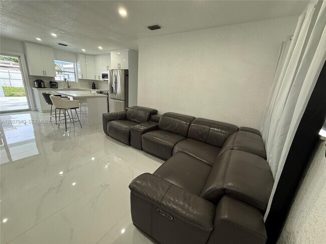 Foto del edificio - 17221 NW 32nd Ave