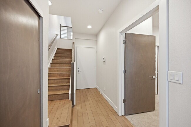 Foto del edificio - $3,497.95- 3 Bed, 3.5 Bath Townhome In Denver with Rooftop Deck and NEW Carpets