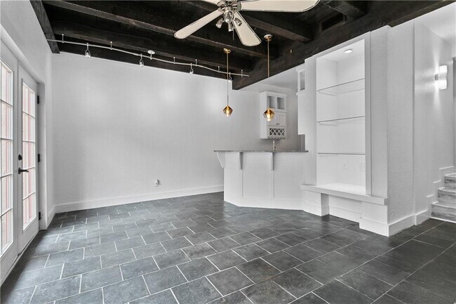 Building Photo - 1111 W 46th St #24