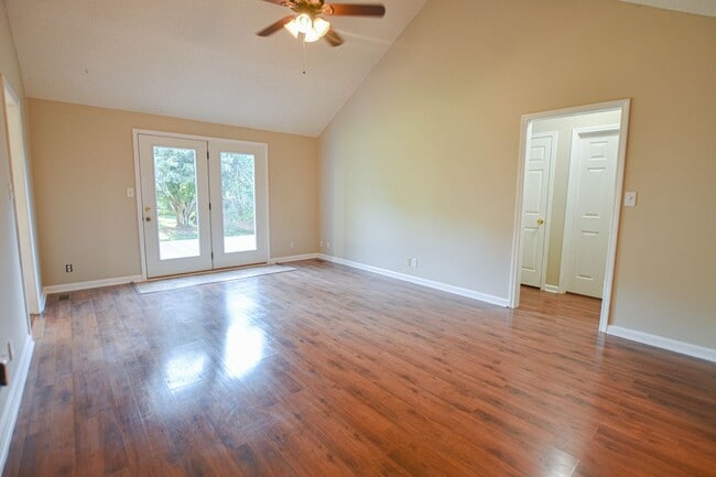 Building Photo - Pet Friendly Three Bedroom!