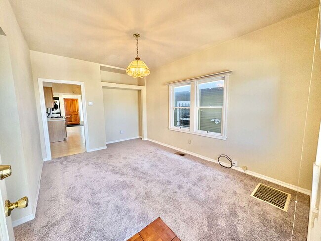 Foto del edificio - Charming 3-Bedroom Home with Yard – Conven...