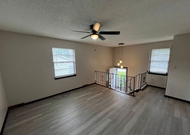 Foto del edificio - Spacious 2 Bedroom Duplex with Garage and ...