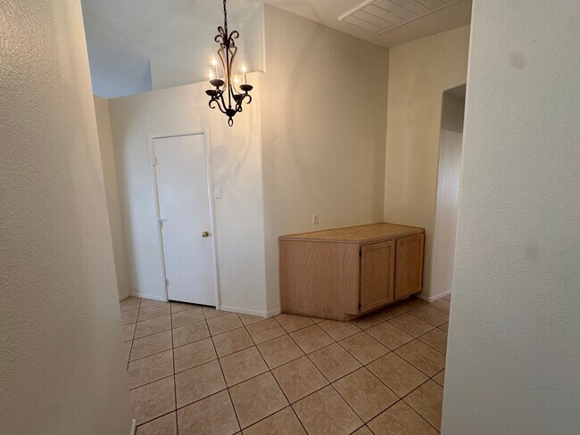 Building Photo - 3 Bedroom 2 bathroom home near Lone Mountain