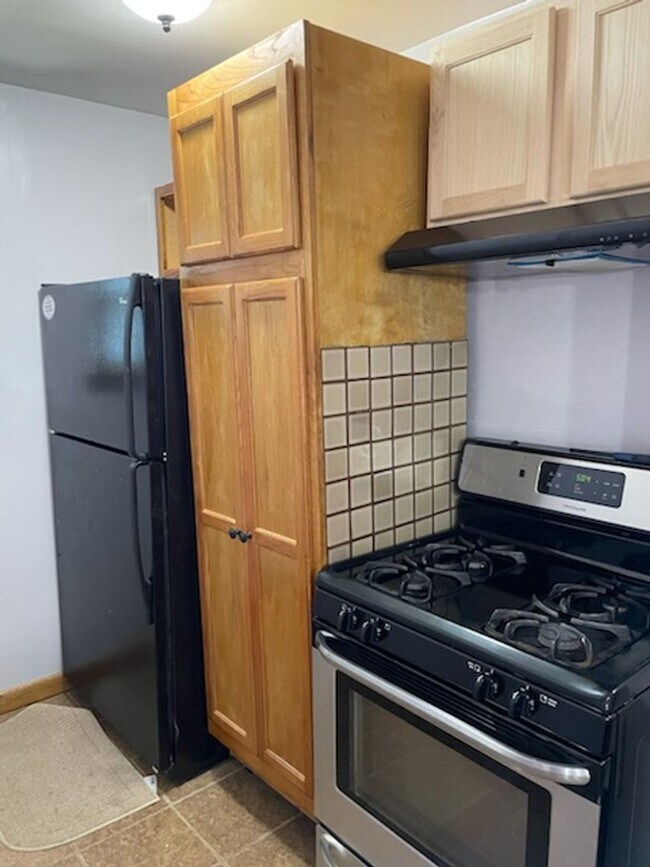 Building Photo - Three Bedroom Two Bath Home Newly Renovated