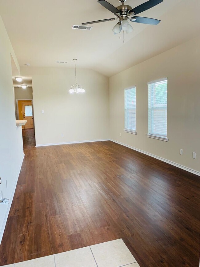 Foto del edificio - Charming 3/2 Duplex with Garage — No Carpet, Fenced Yard!