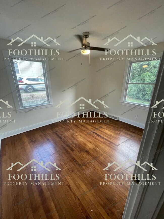 Foto del edificio - 2704 Whitehall Ave