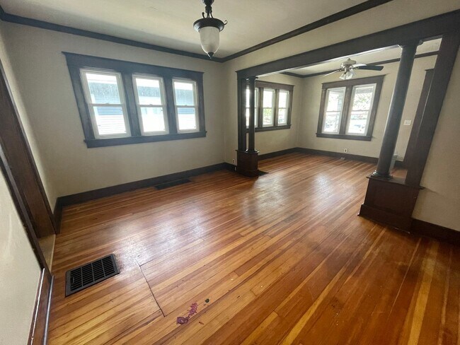 Building Photo - 3 Bedroom House