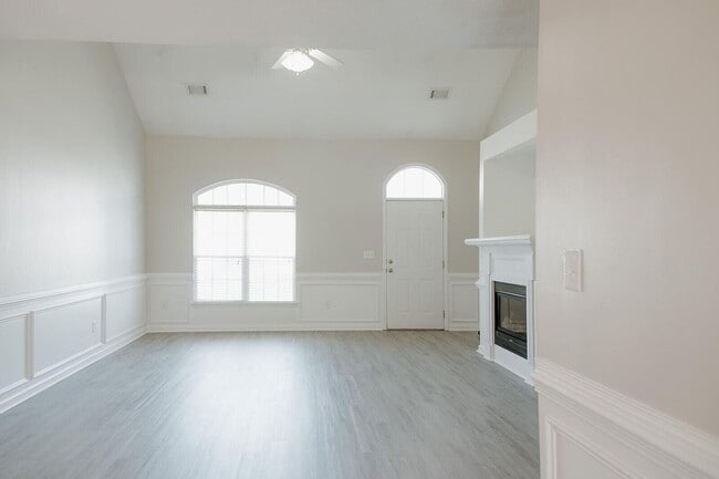 Building Photo - Large 3 Bedroom 2.5 Bath Townhouse In Evans