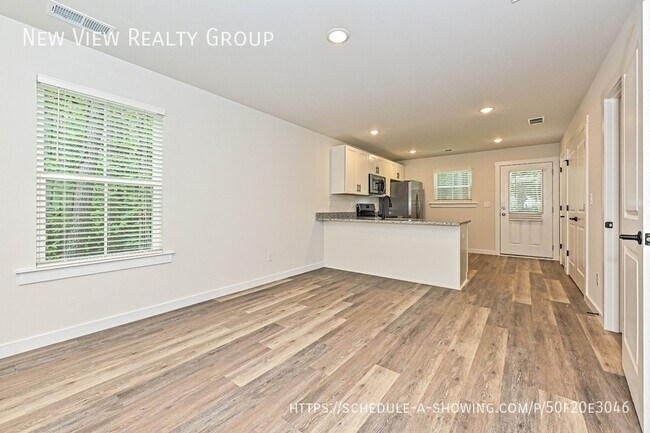 Building Photo - 514 12th Ave NE