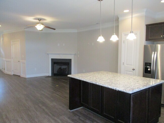 Building Photo - Inviting Townhouse with Garage For Rent in...