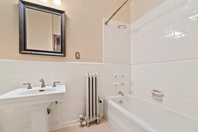 Bathroom - 210 N Oak Park Ave