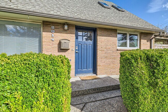 Foto del edificio - Charming Seattle Home in Seattle's Wedgwood Neighborhood - Furnished