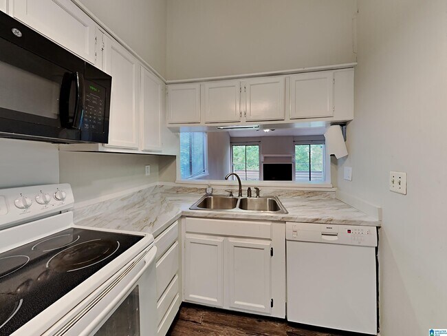 Building Photo - 2405 Falcon Pl