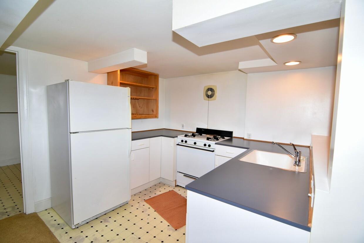 Foto principal - Large studio! Laundry room on site! Coming...