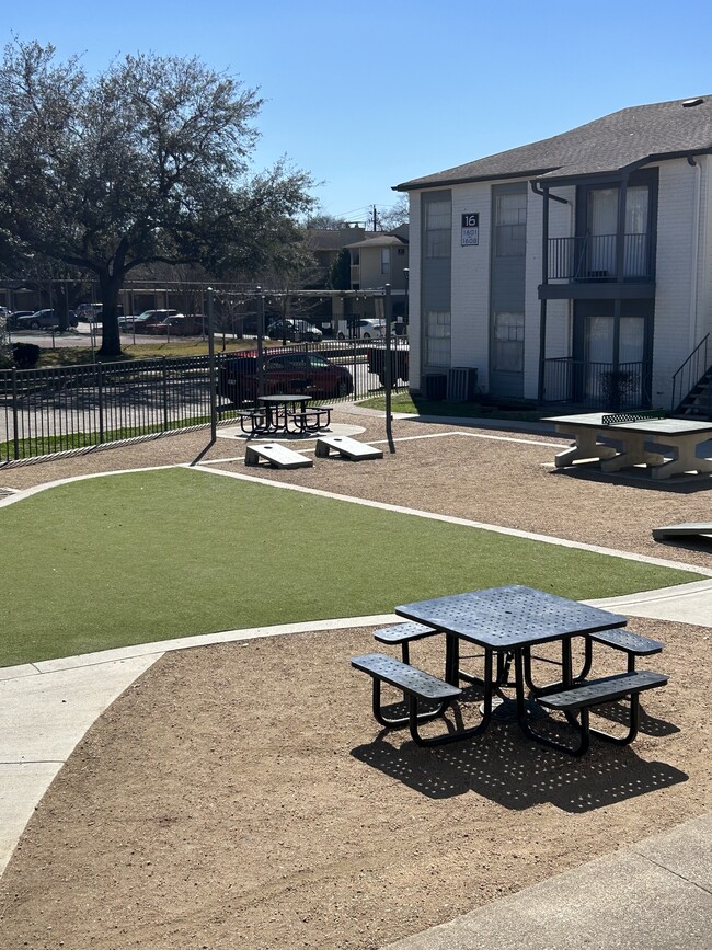 Outdoor Amenity Area - Gables at Richmond Apartments