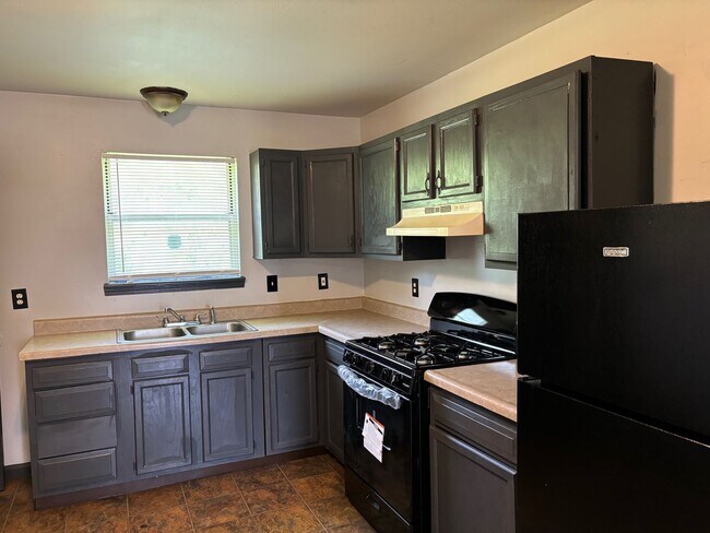 Building Photo - 3 Bedroom