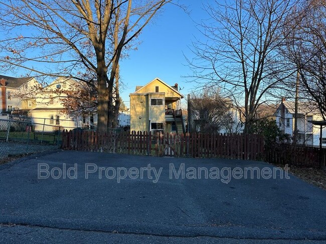 Building Photo - 76 Chestnut St