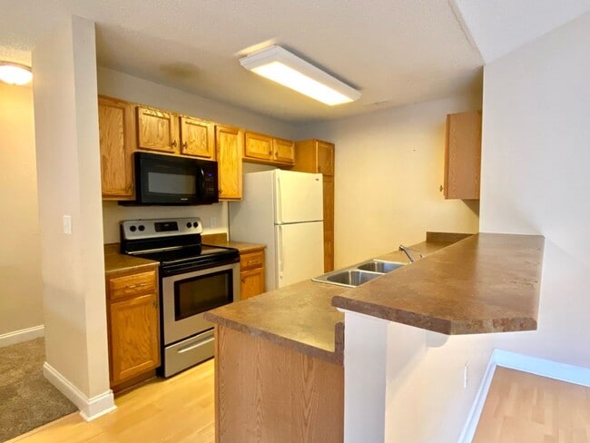 Building Photo - 3/2 End Unit Condo in Fletcher with Pool A...