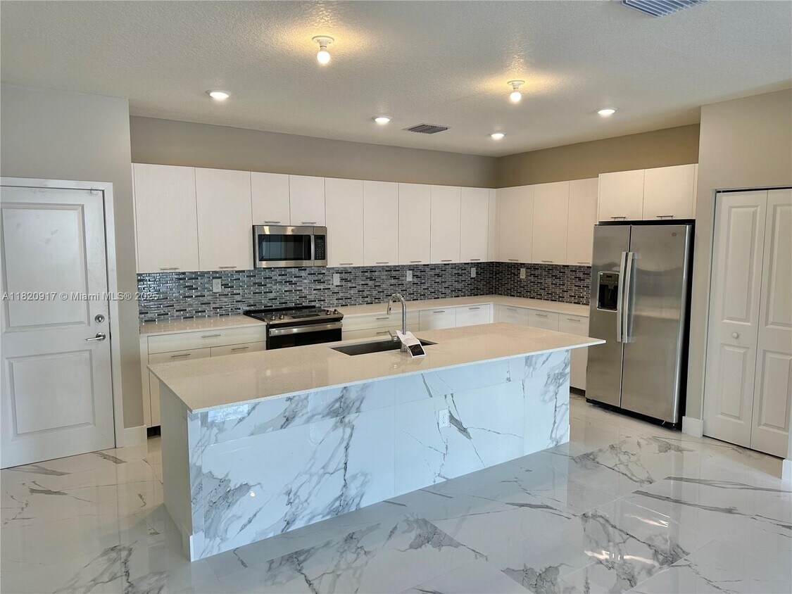 Foto principal - 8348 NW 43rd St