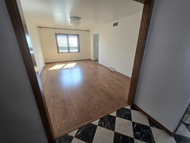 Foto del edificio - 8145 S White Oak Dr