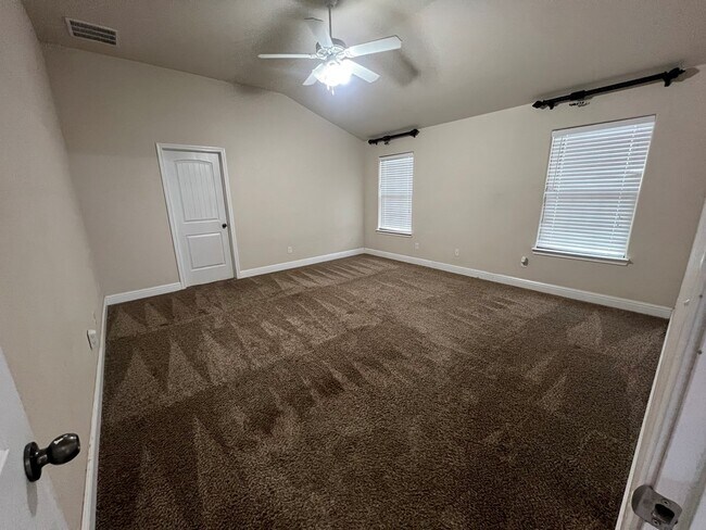 Foto del edificio - 9914 Rainbow Dr