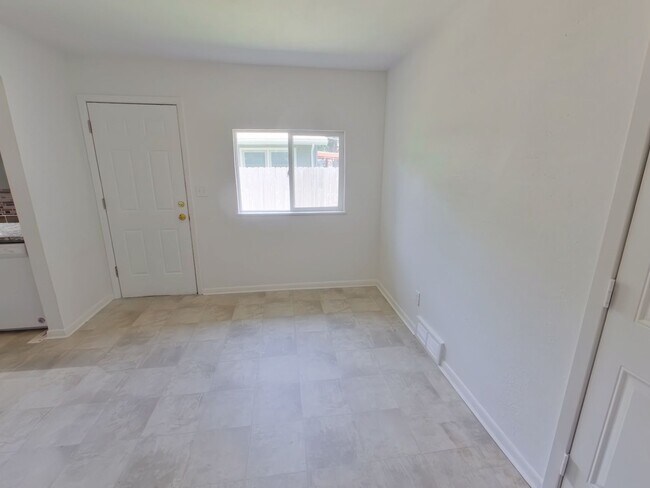 Foto del edificio - 2520 N Perry Ave