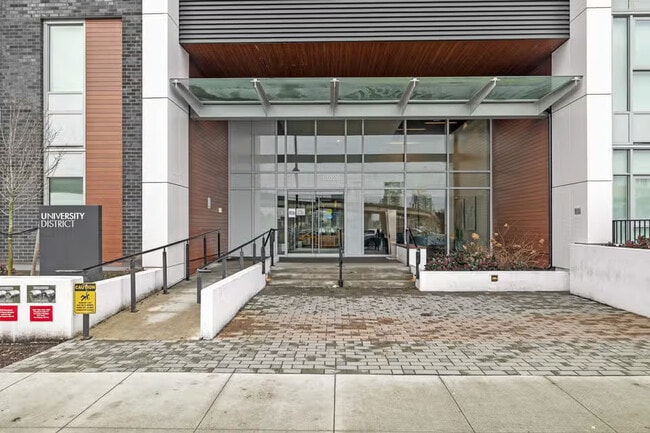 Photo du bâtiment - 13428-13105 105 Ave