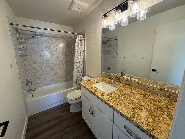 Foto del edificio - Make this beautiful light filled condo your home!