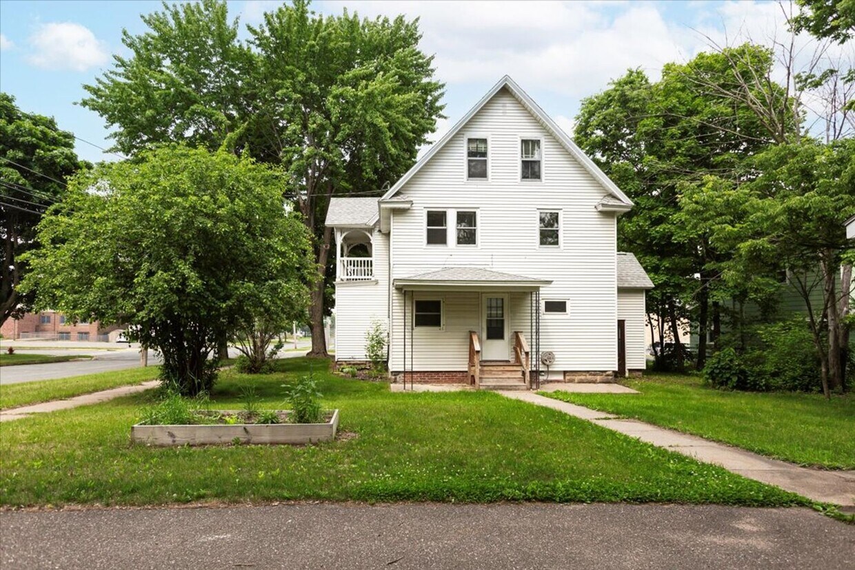 Foto principal - 820 10th St E