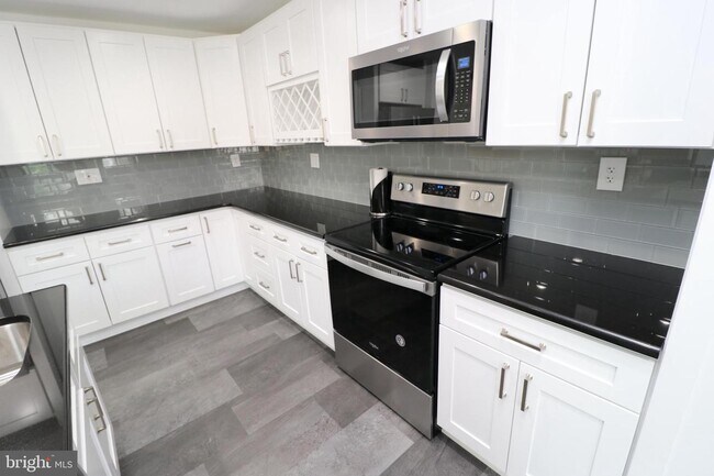 Building Photo - 2124 Appletree St