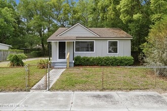 Building Photo - 3055 2nd St Cir