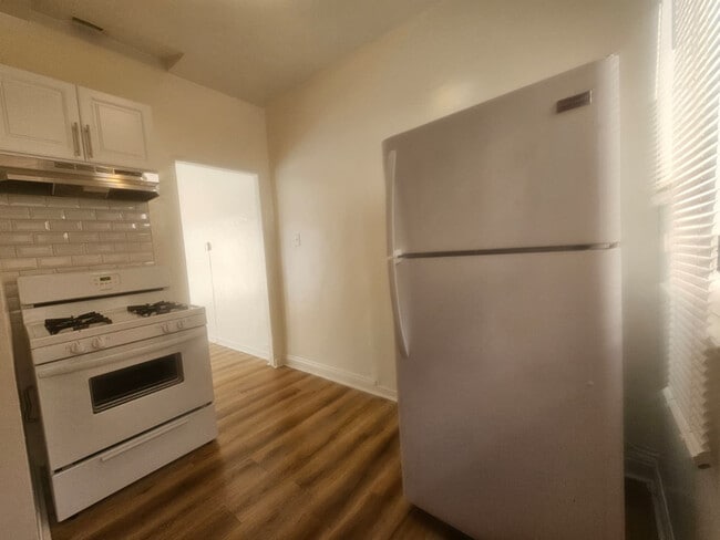 Building Photo - 806 N Poinsettia Pl