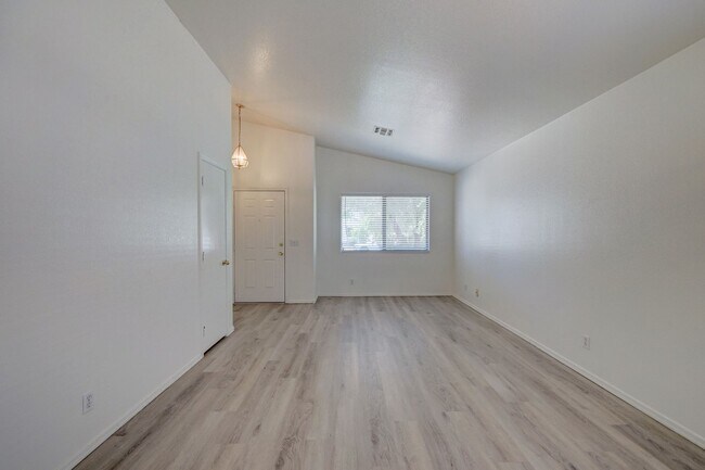 Foto del edificio - Single story 4 bedroom with NEW Flooring &...