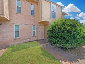 Building Photo - 1811 Woodsman Dr