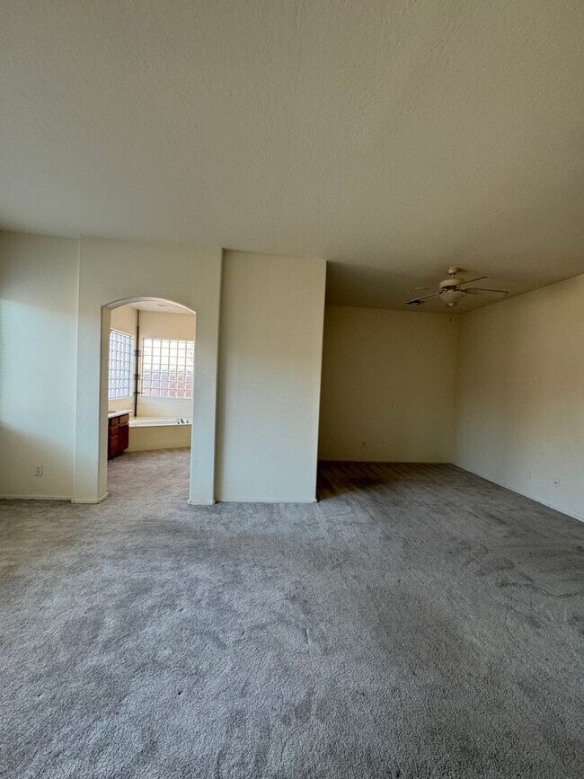 Foto del edificio - SINGLE LEVEL HOME. OVER 2000 SQUARE FEET I...