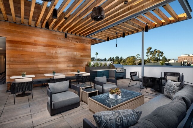 Building Photo - Evani 3223 Wilshire