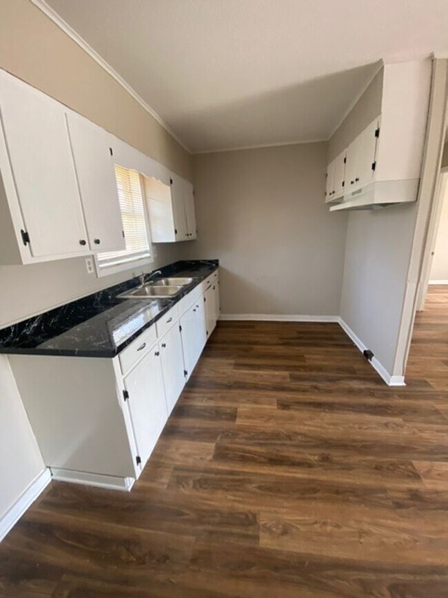 Foto del edificio - One bedroom one bath room apartment