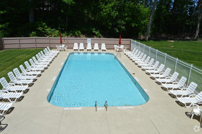 Pool with sundeck - Colonial Club