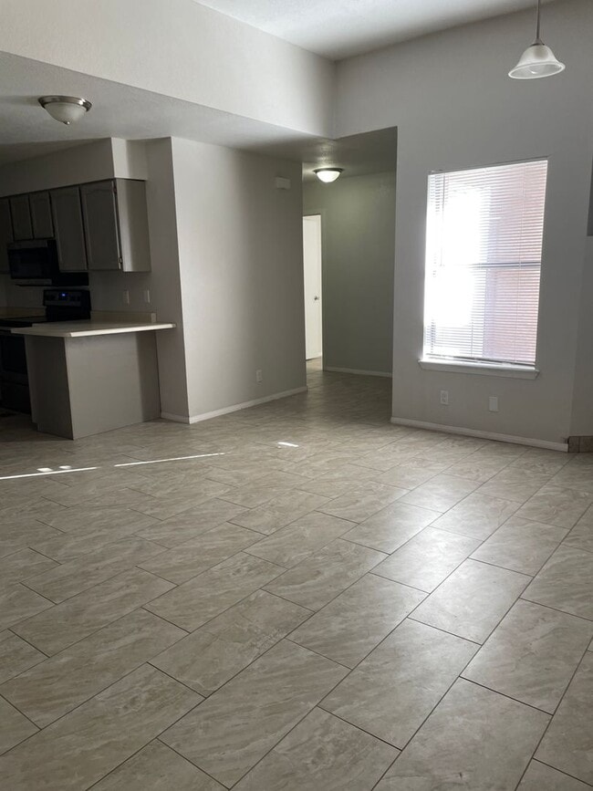 Foto del edificio - 2 Bed / 2 Bath Triplex with Garage & Private Yard – Great Location!