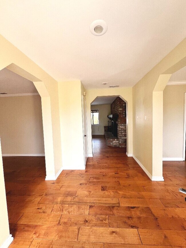 Building Photo - Camarillo House for Rent
