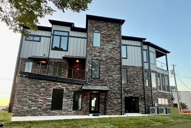 Building Photo - 6011 Hill Cir Dr