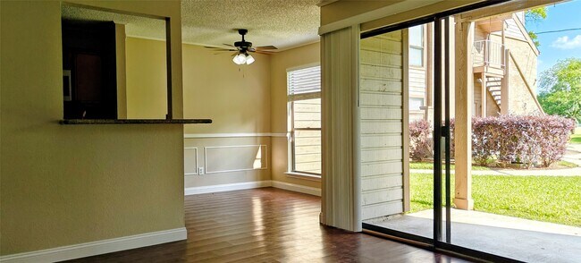 Foto del edificio - 8413 Sands Point Dr