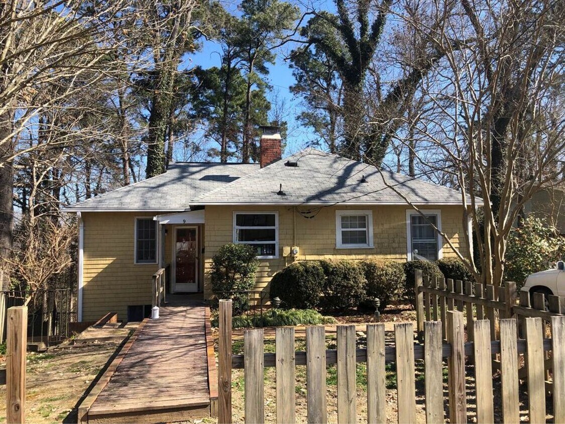 9 Cobb Terrace Unit B, Chapel Hiill, NC 27519 Room for Rent in Chapel